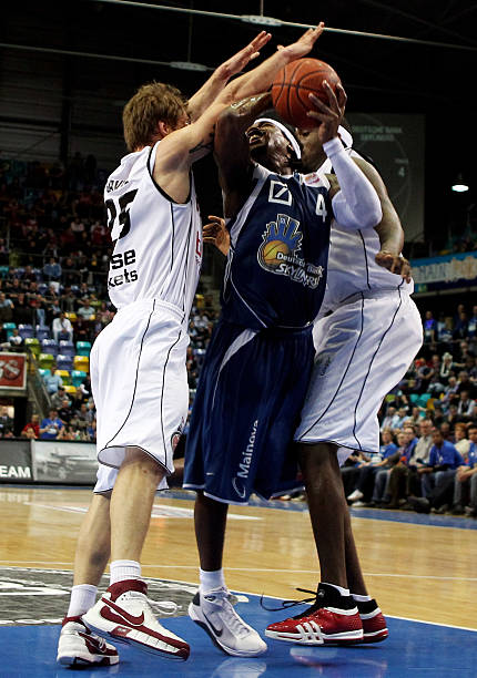 担双重职责 担双重职责